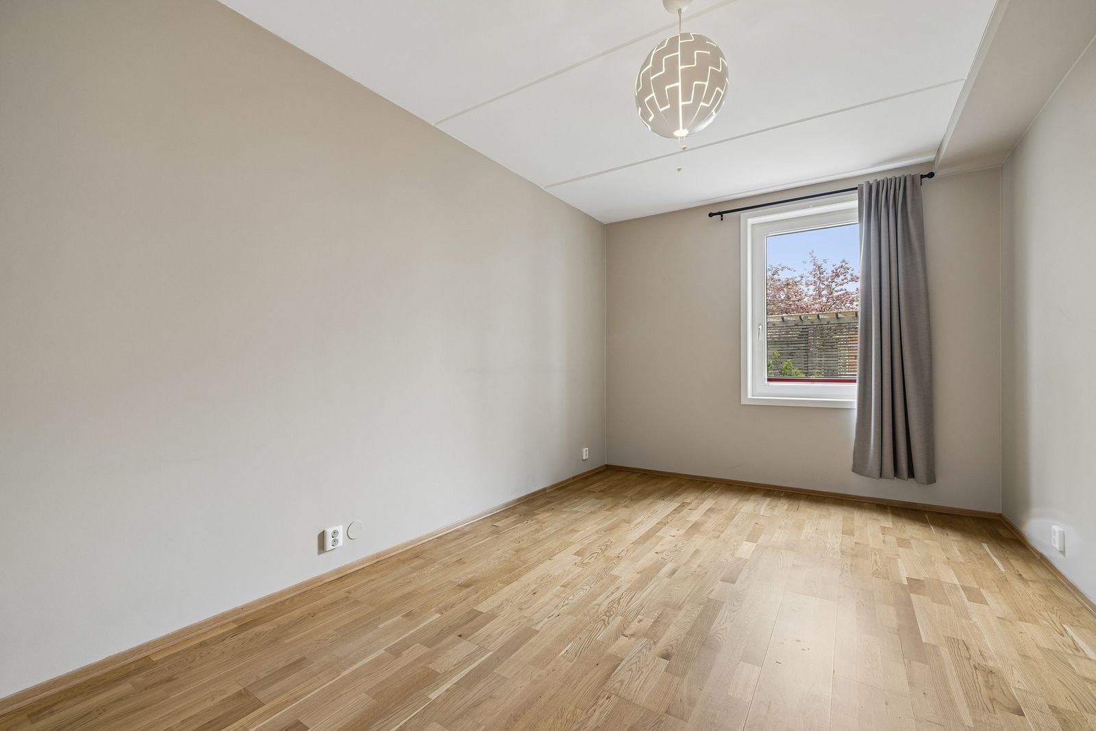 Romslig soverom med plass til dobbeltseng og garderobeløsning. Galleribilde