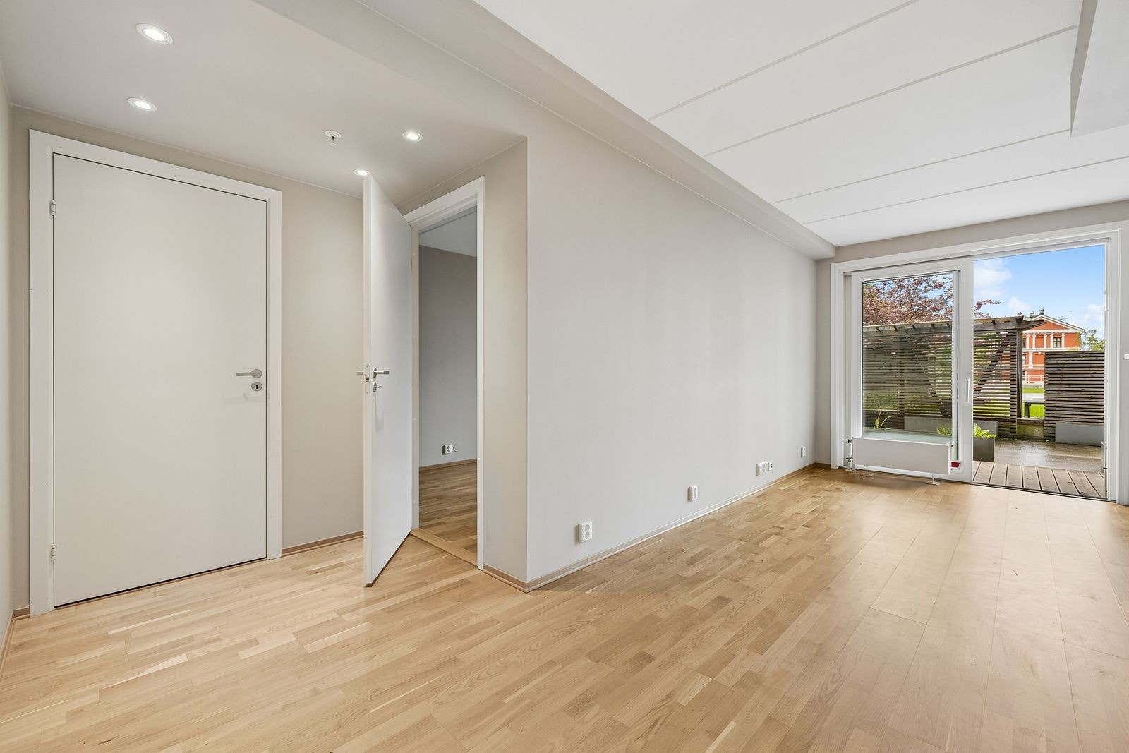 Åpen og sosial planløsning med god plass til både sofagruppe og spisebord. Galleribilde