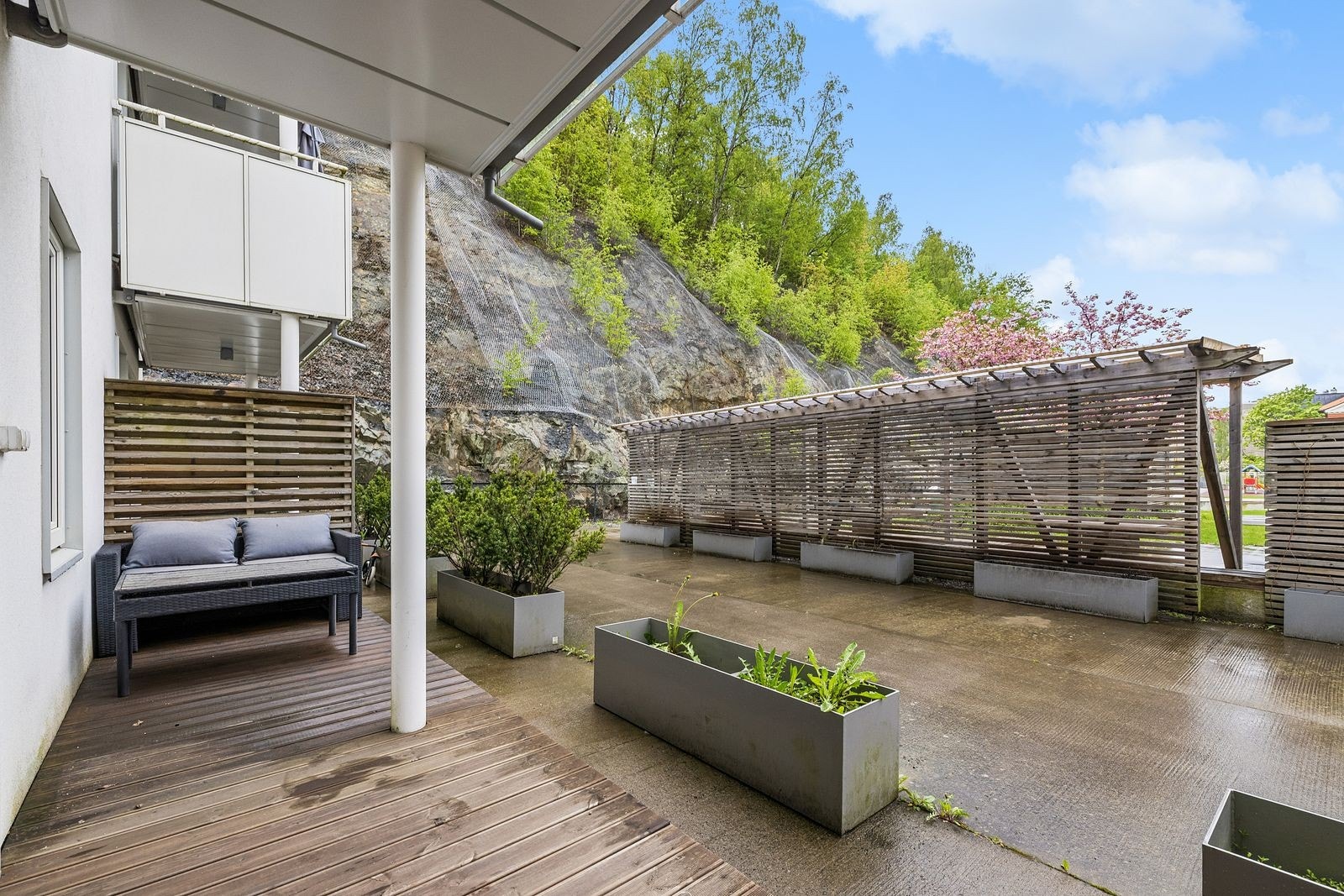 Skjermet vestvendt terrasse mot rolig indre gårdsrom med gode solforhold. Galleribilde