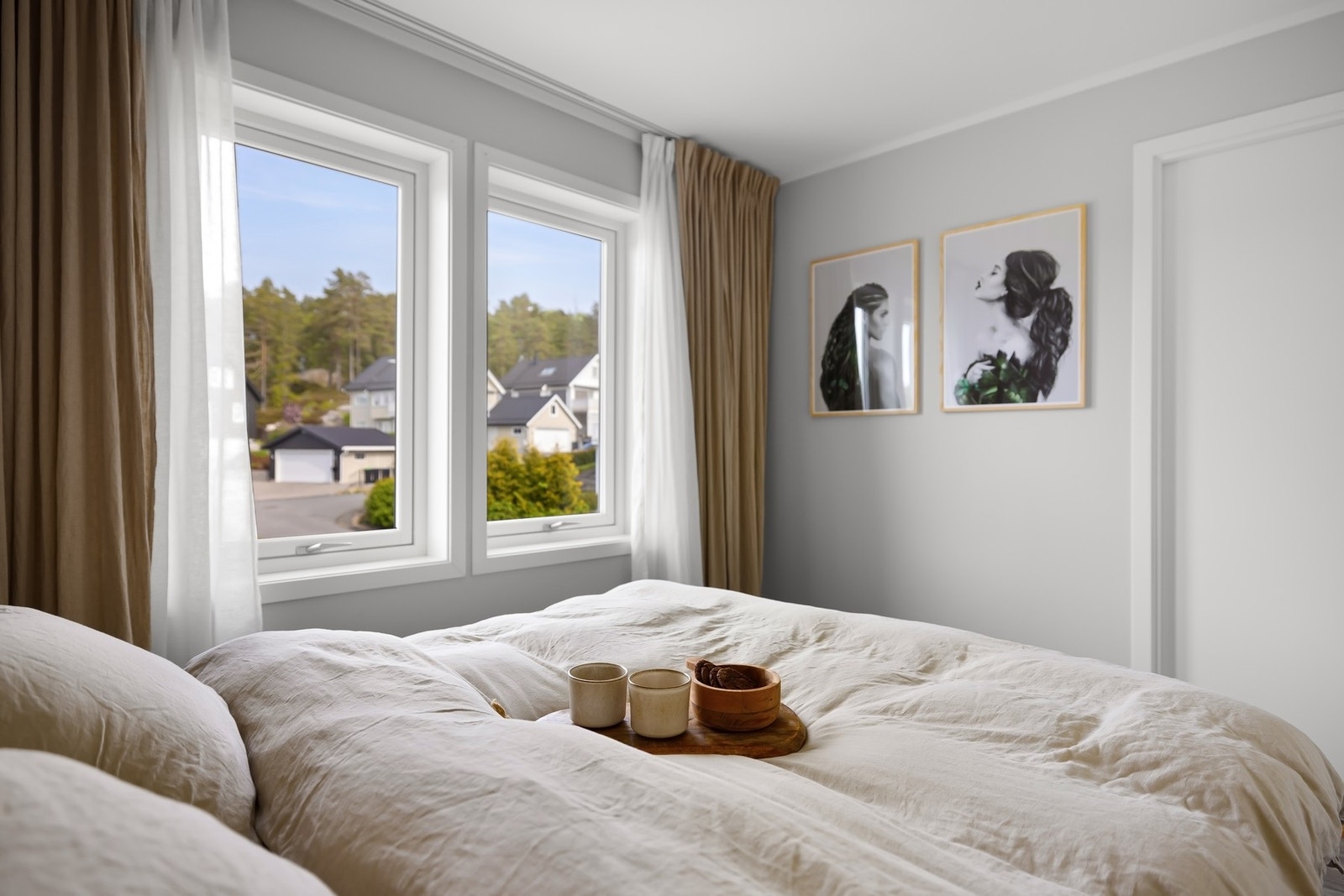 Rommet har store vindusflater som bidrar til naturlig lysinnslipp Galleribilde