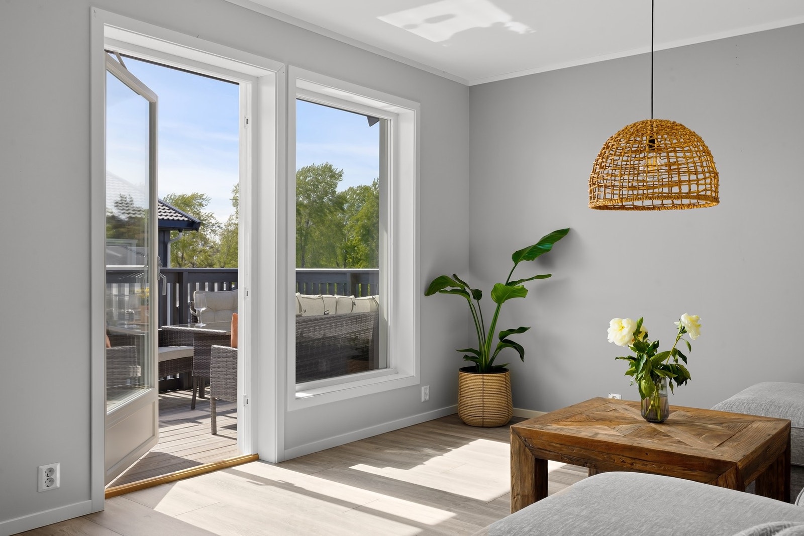Fra stuen er det utgang til en hyggelig balkon Galleribilde