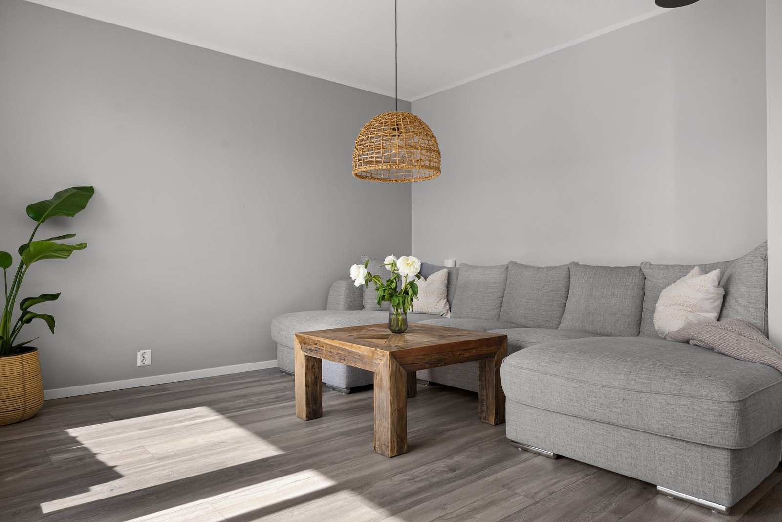 Det er plass til en sofa av god størrelse Galleribilde
