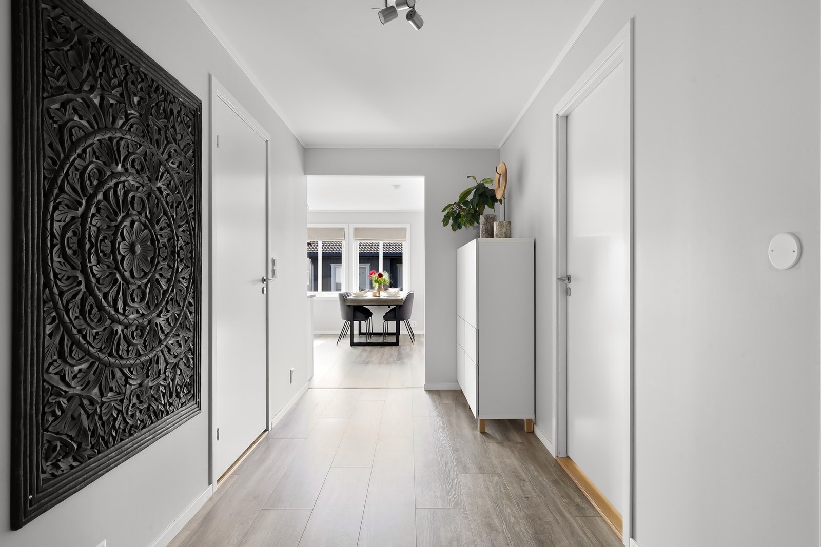 Lys entre med varmekabler i gulv Galleribilde
