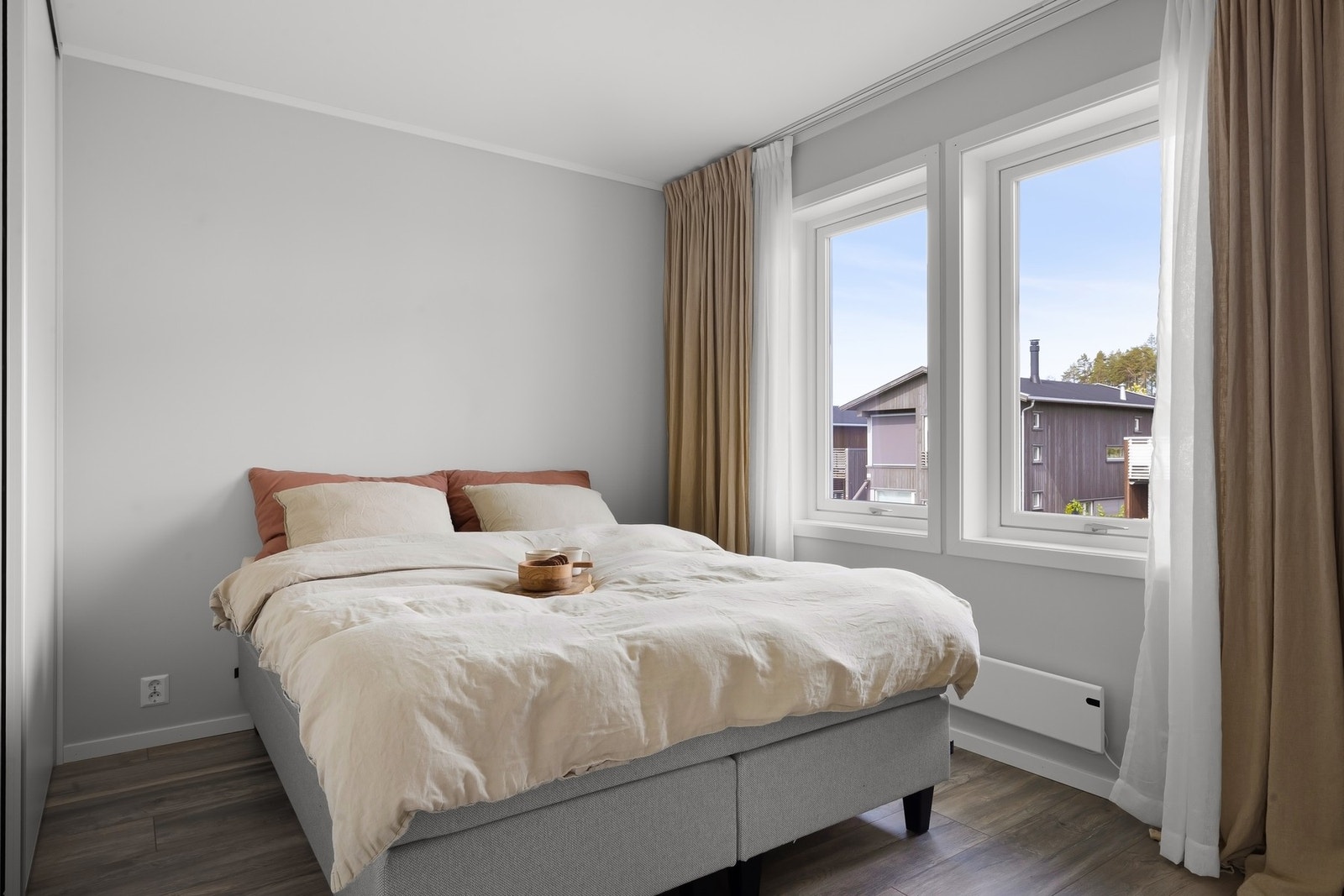 Hovedsoverom med skyvedørsgarderobe Galleribilde