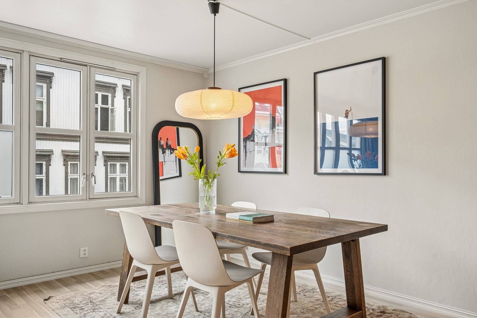 Her er det god plass til å innrede en komfortabel stue med flere soner. Galleribilde