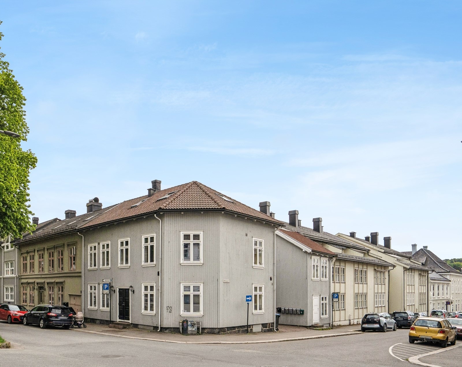 Her bor du midt i byen i sjarmerende omgivelser preget av ærverdige bygårder, gamle trehus og innslag av moderne bygninger. Galleribilde