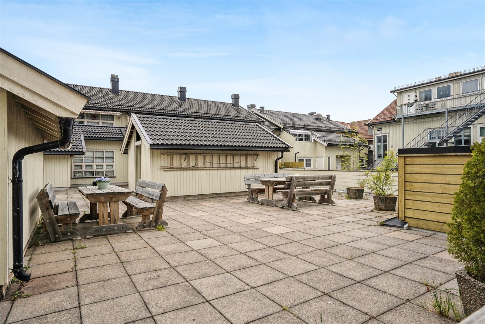 Sameiet fremstår godt ivaretatt, med flere fine felles sitteplasser for beboerne. Galleribilde