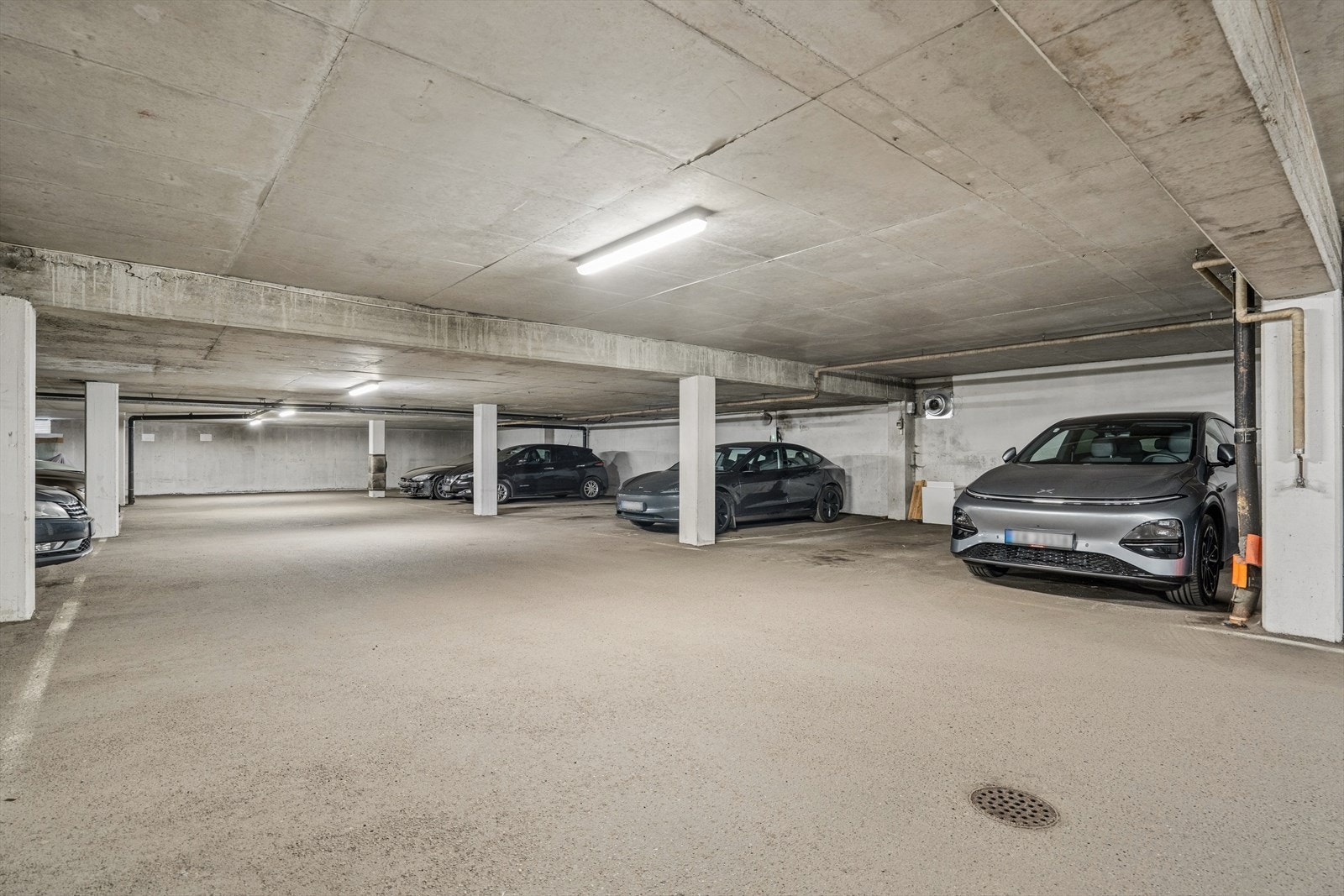 Det medfølger én garasjeplass (plass nr. 21) i felles garasjeanlegg i underetasjen. Galleribilde