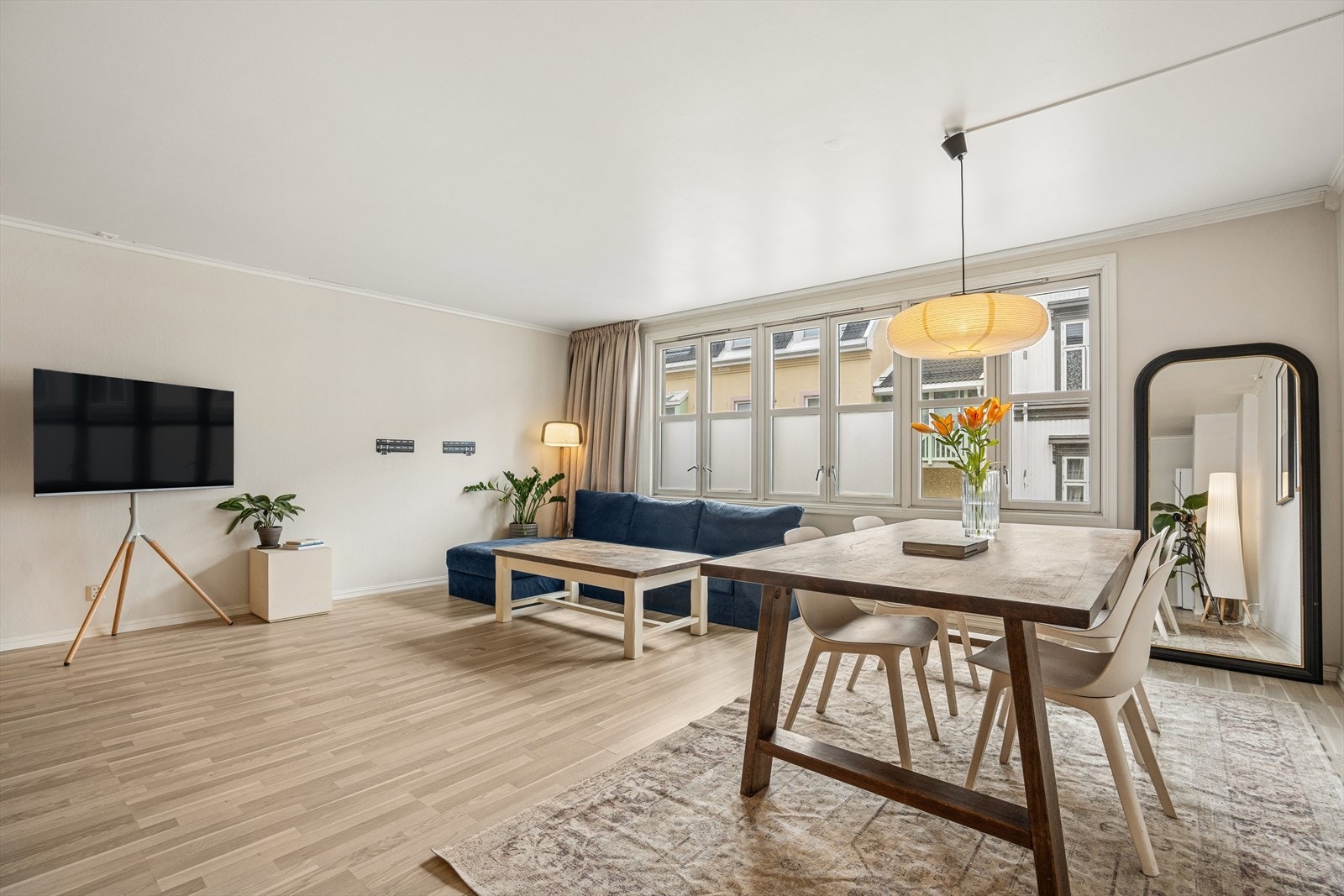 Dette er en stor og velholdt 2-roms selveierleilighet beliggende svært sentralt og samtidig tilbaketrukket til i et veldrevet og hyggelig boligsameie i Sørbyen i Tønsberg sentrum. Galleribilde