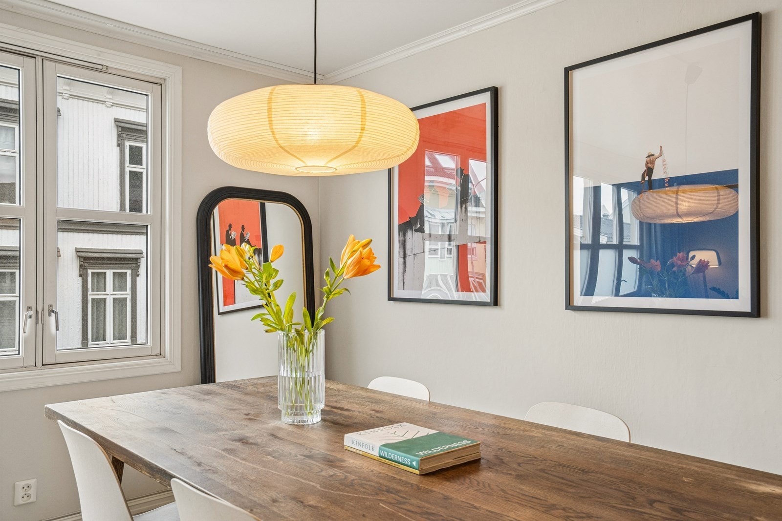 Fin plass til spisebord med god romfølelse og naturlig tilknytning til kjøkkenet. Galleribilde