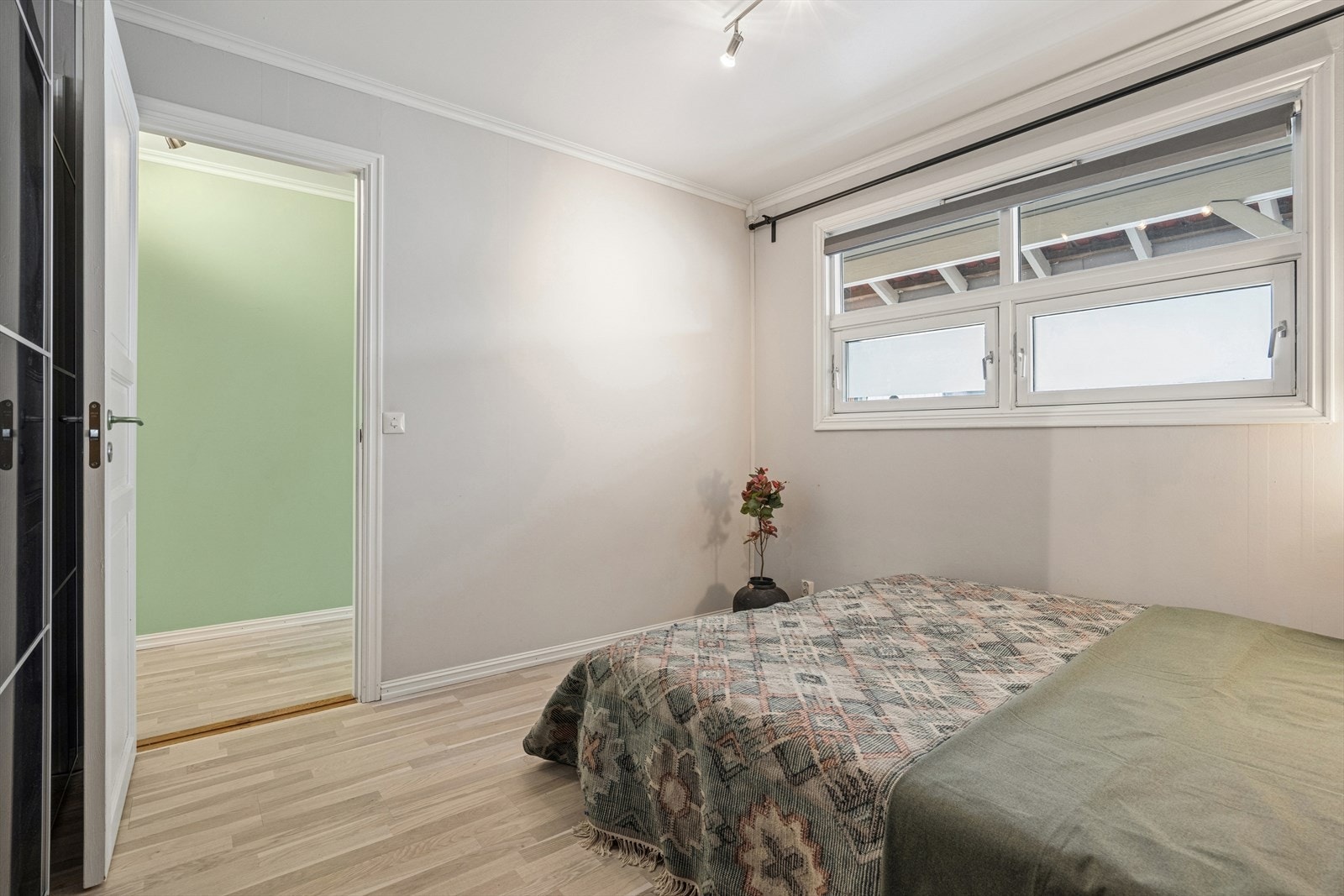 Rommet har plass til dobbeltseng med nattbord. Galleribilde