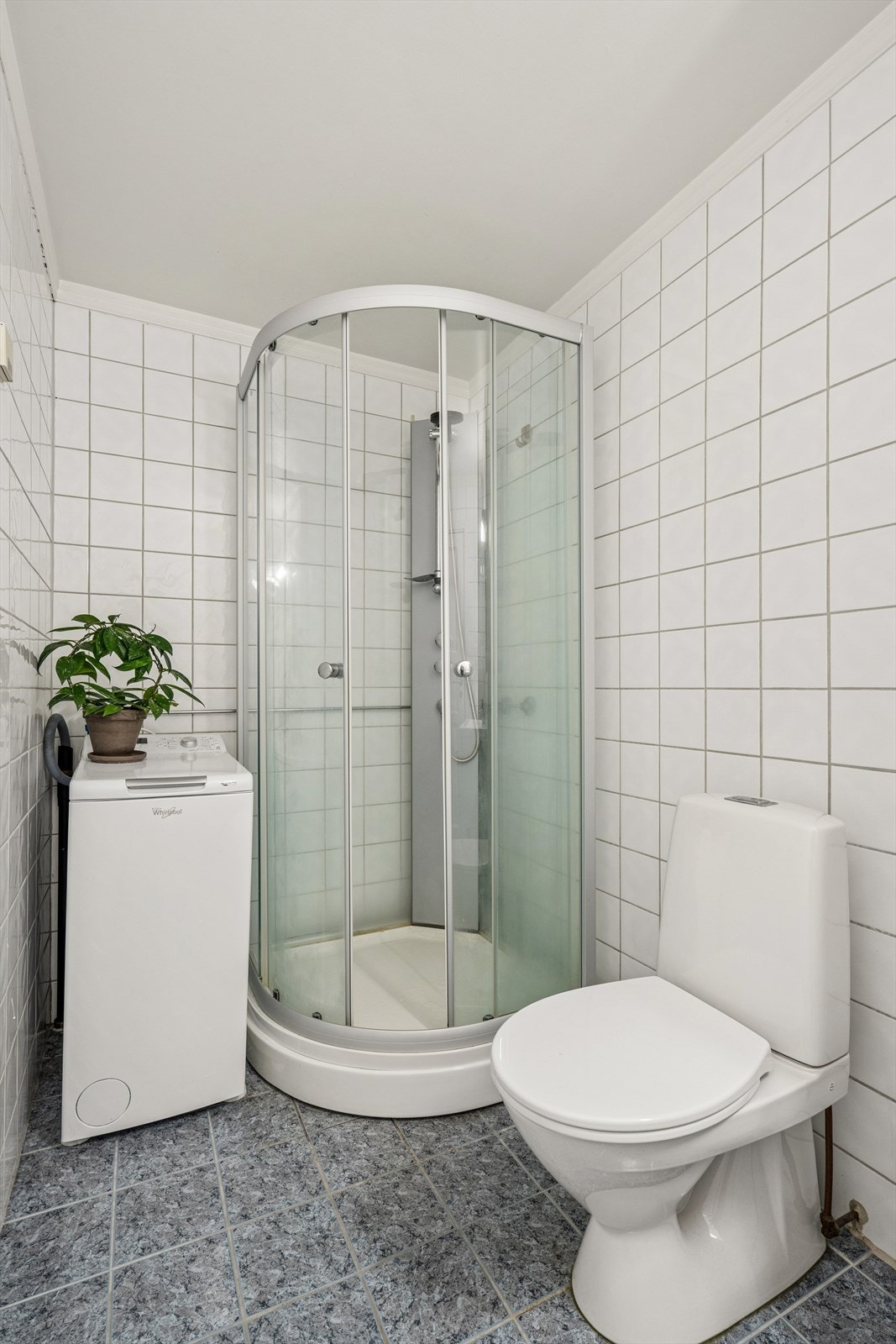 Innredningen består av servant, vegghengt speil, toalett, dusjkabinett og opplegg for vaskemaskin som medfølger salg. Galleribilde