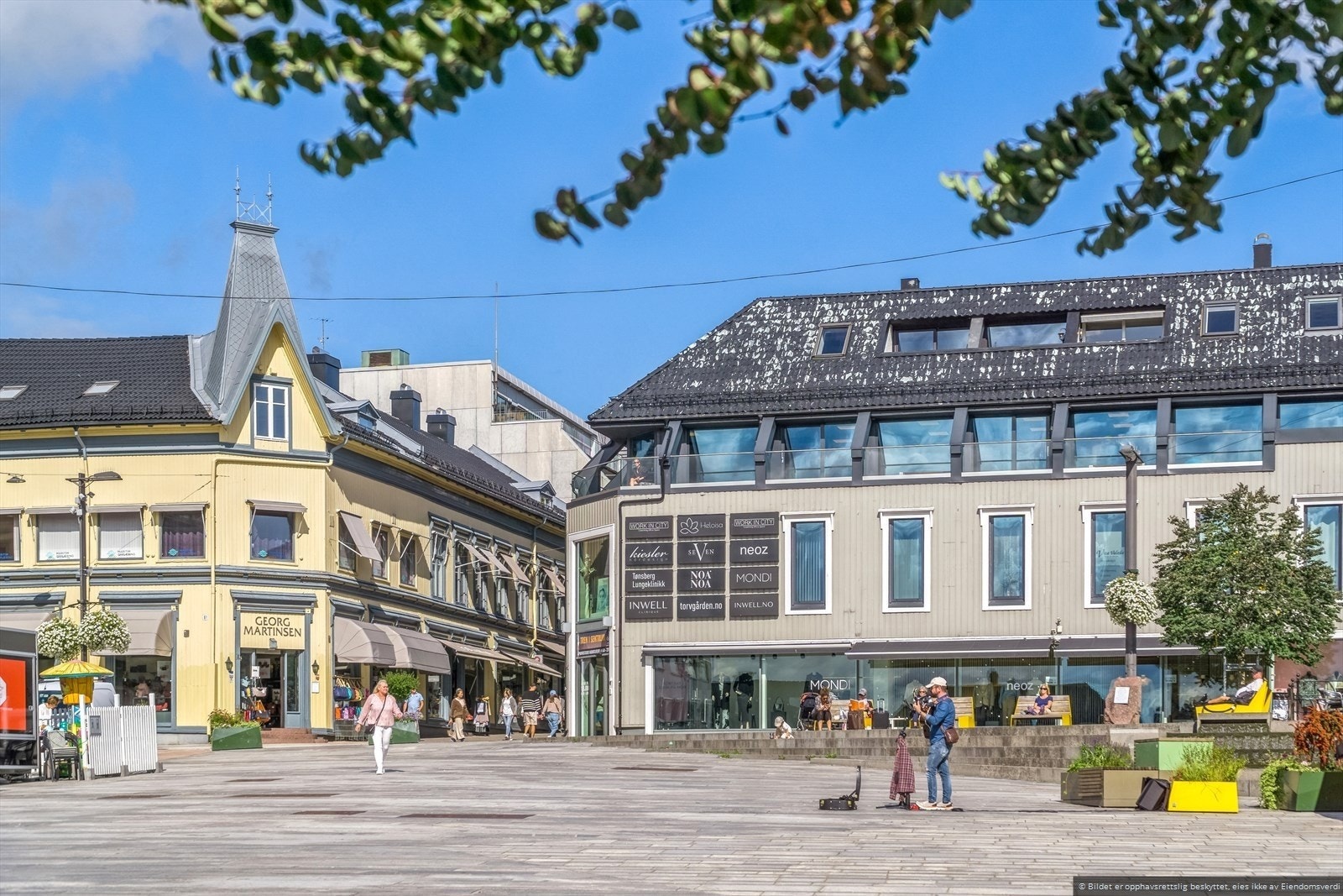 Her bor du midt i byen i sjarmerende omgivelser preget av en herlig kombinasjon av ærverdige bygårder, butikker og brosteinsbelagte handlegater. Galleribilde