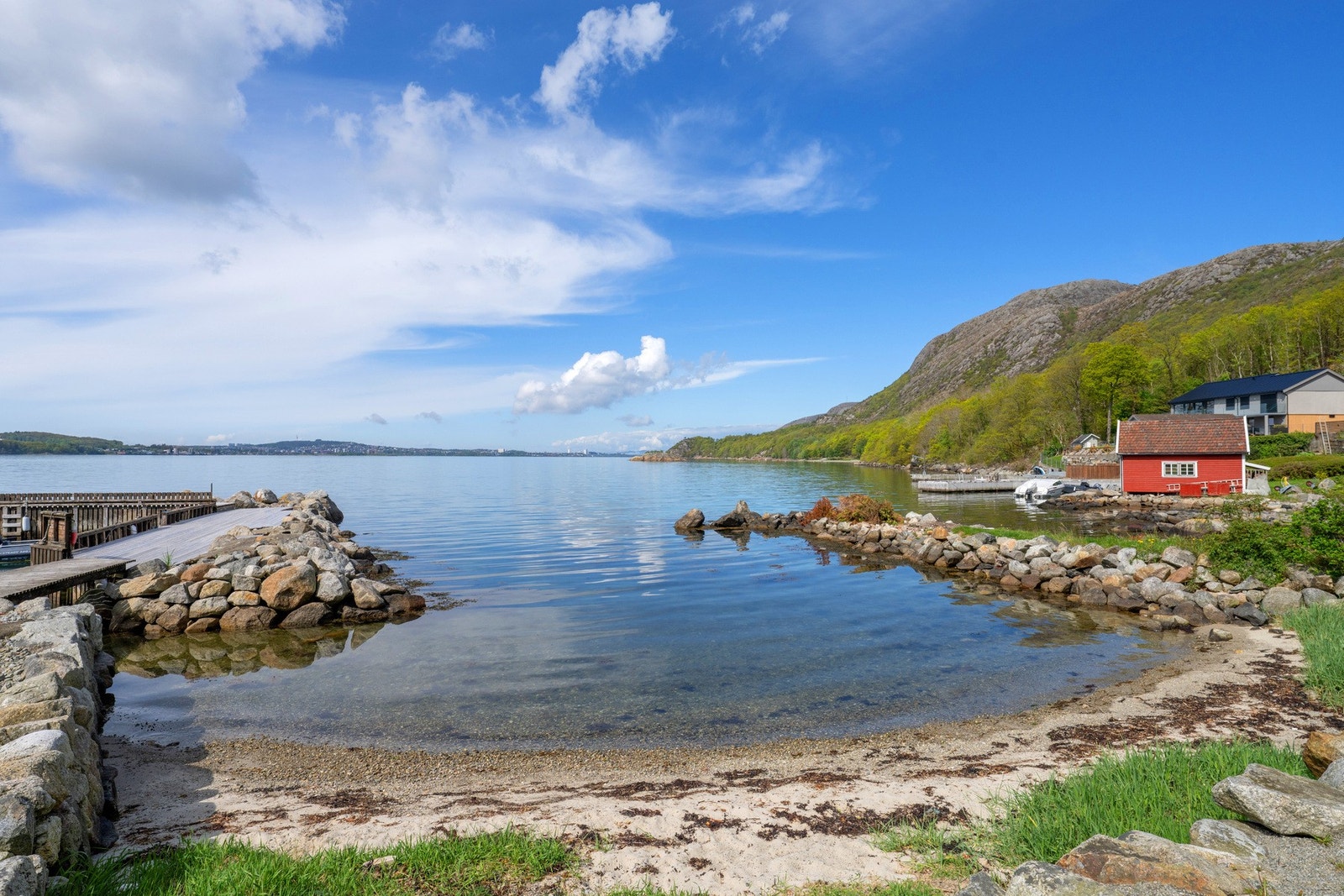 Trivelig felles strand rett på nedsiden av boligen Galleribilde