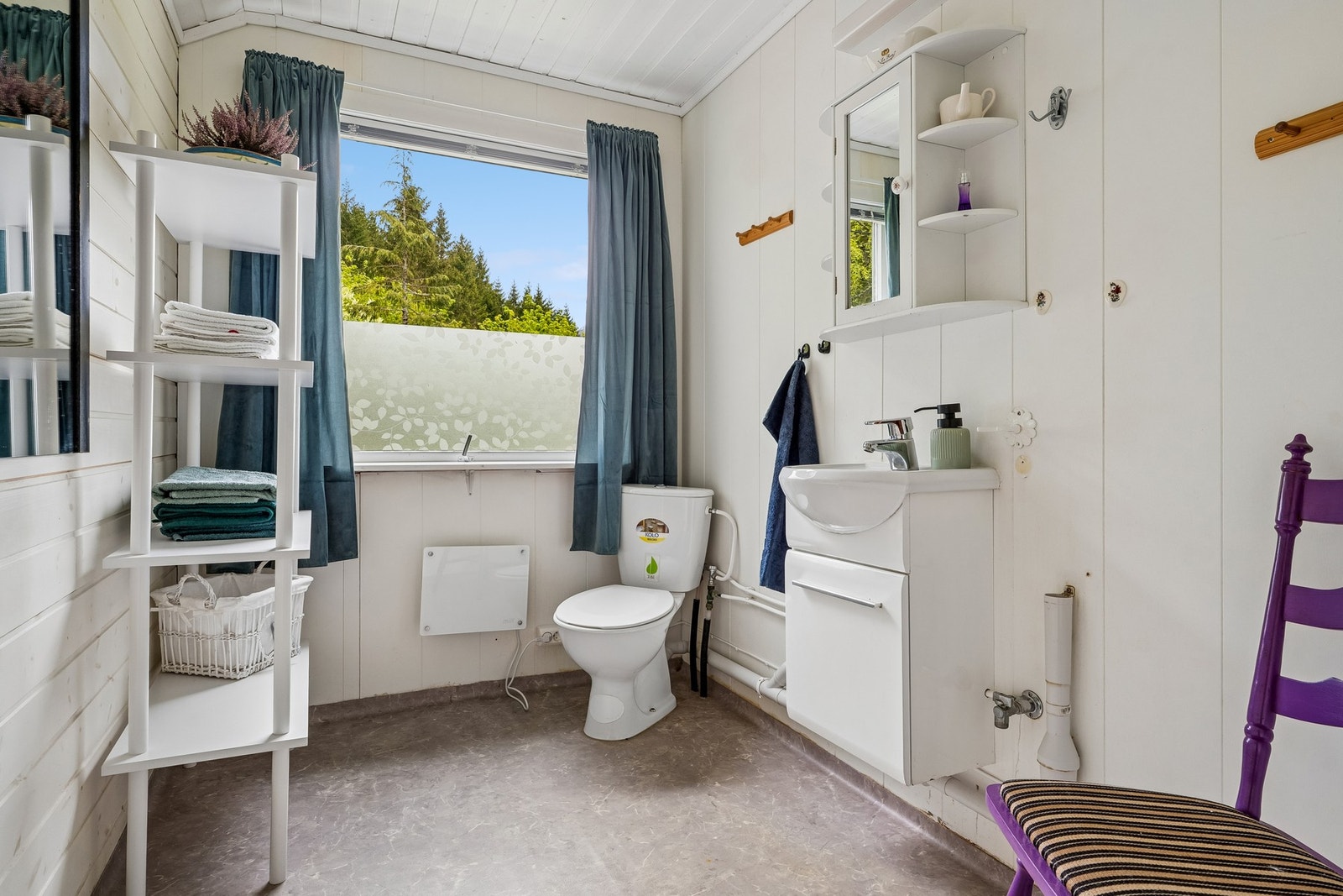 Toalettrom i andre etasje med opplegg for vaskemaskin Galleribilde