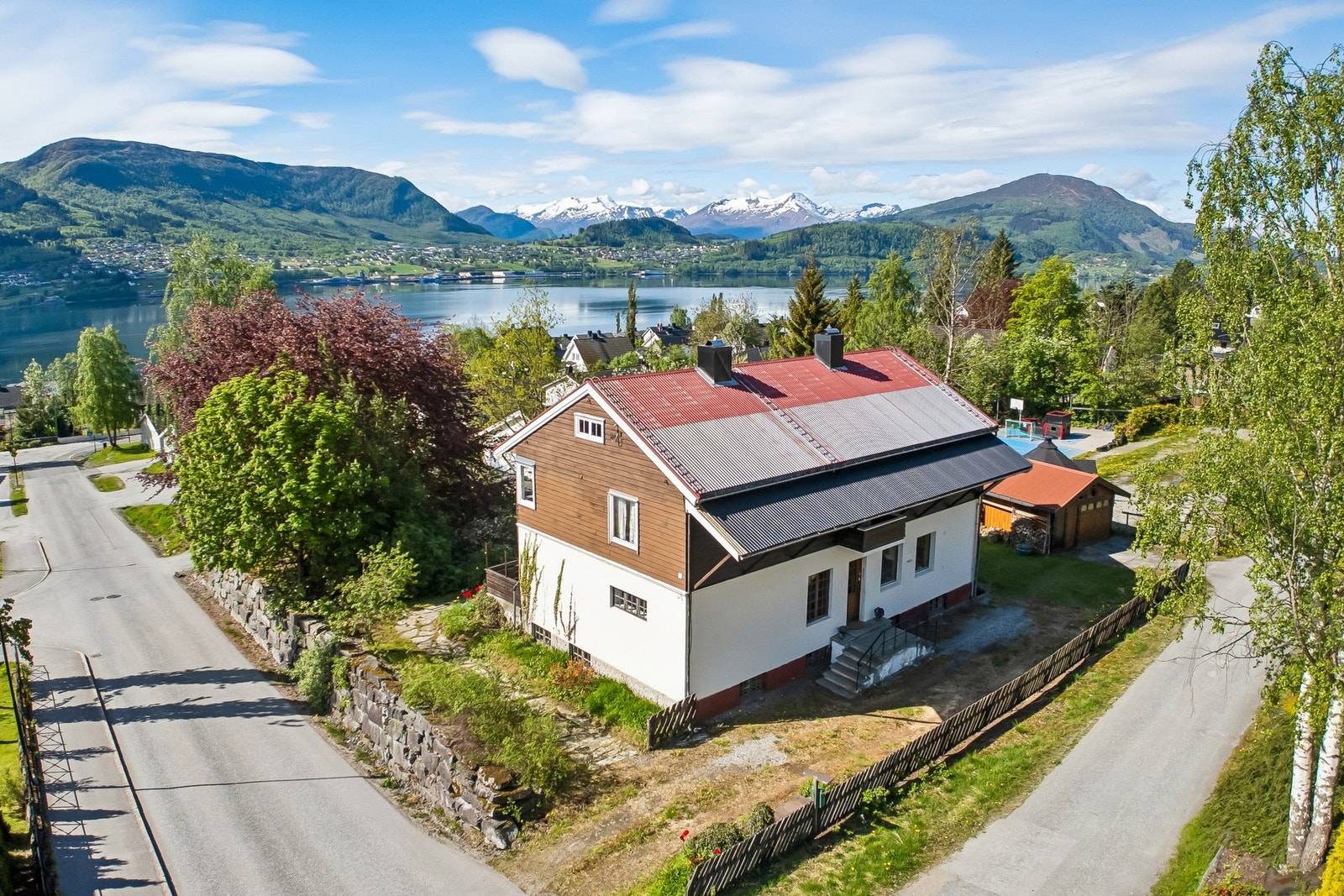 - Boligen ble oppført i 1918 og har en attraktiv beliggenhet med stor tomt - Galleribilde