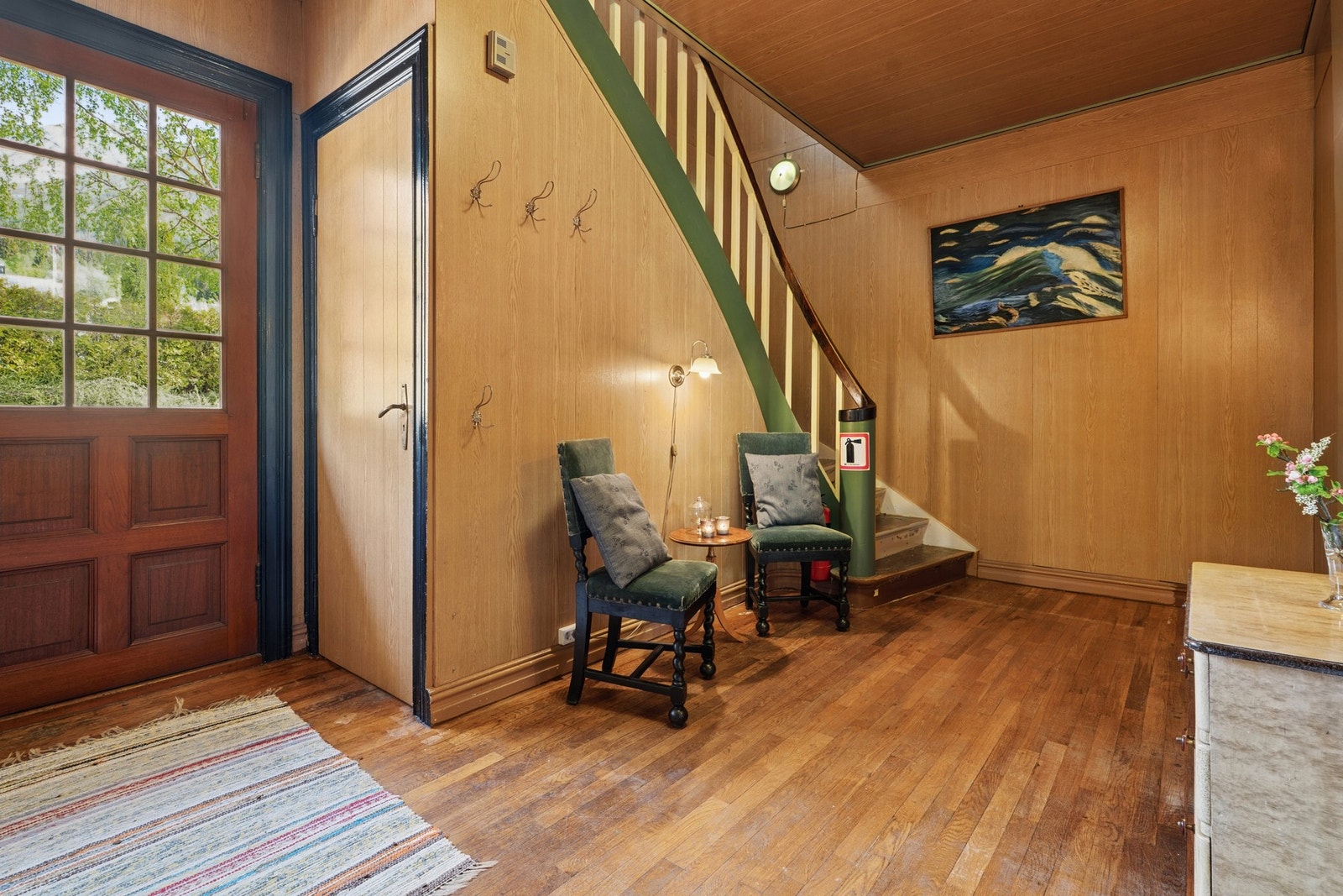 - Entré med trapp ned til kjelleren og opp til 2.etasje - Galleribilde