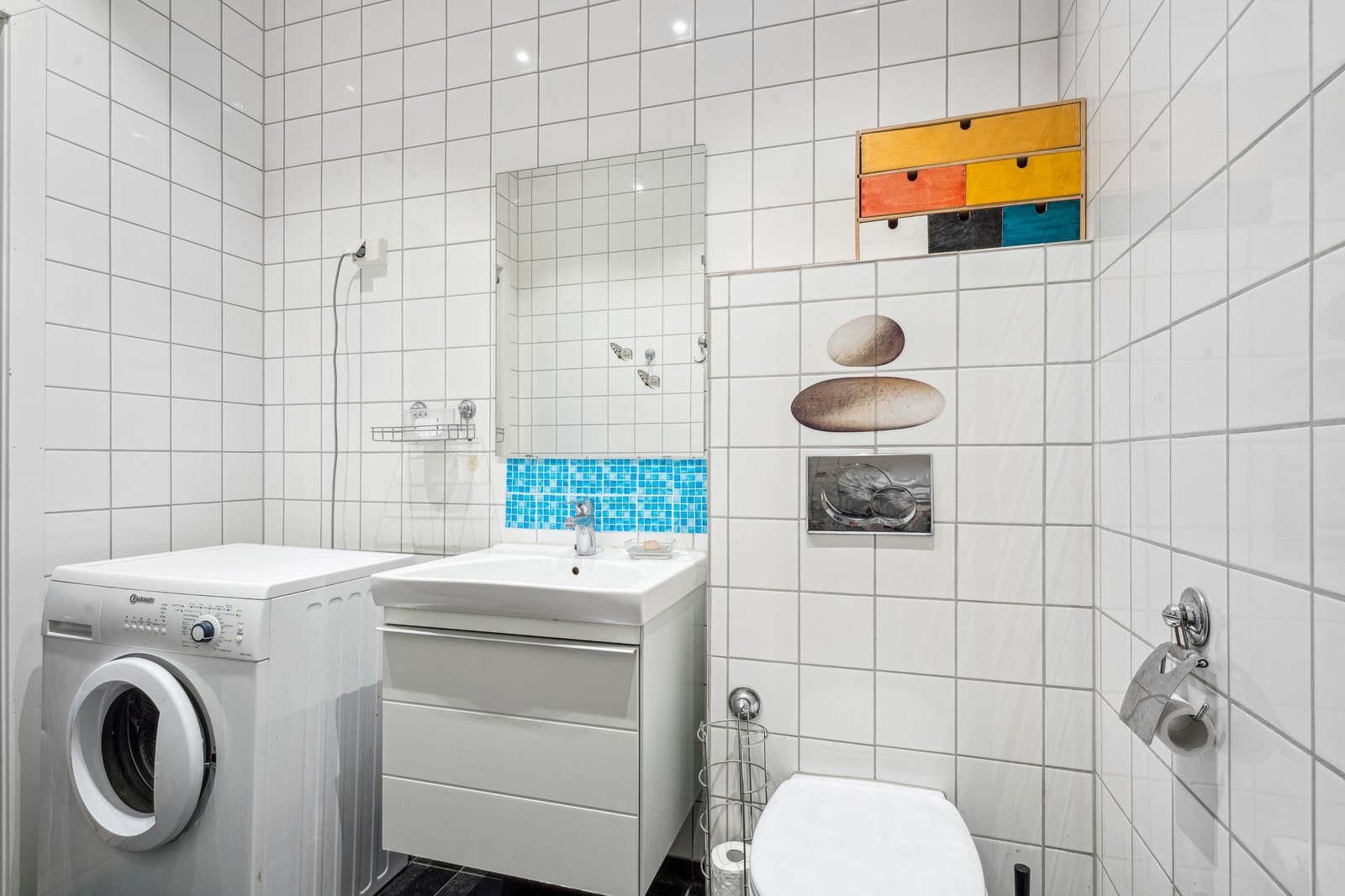 Romslig baderom med medfølgende vaskemaskin. Galleribilde