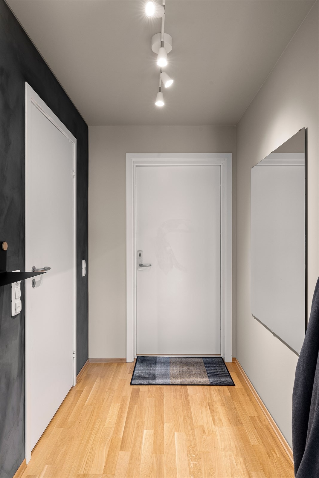 Lys og innbydende entré med god plass til å henge fra seg både yttertøy og sko Galleribilde
