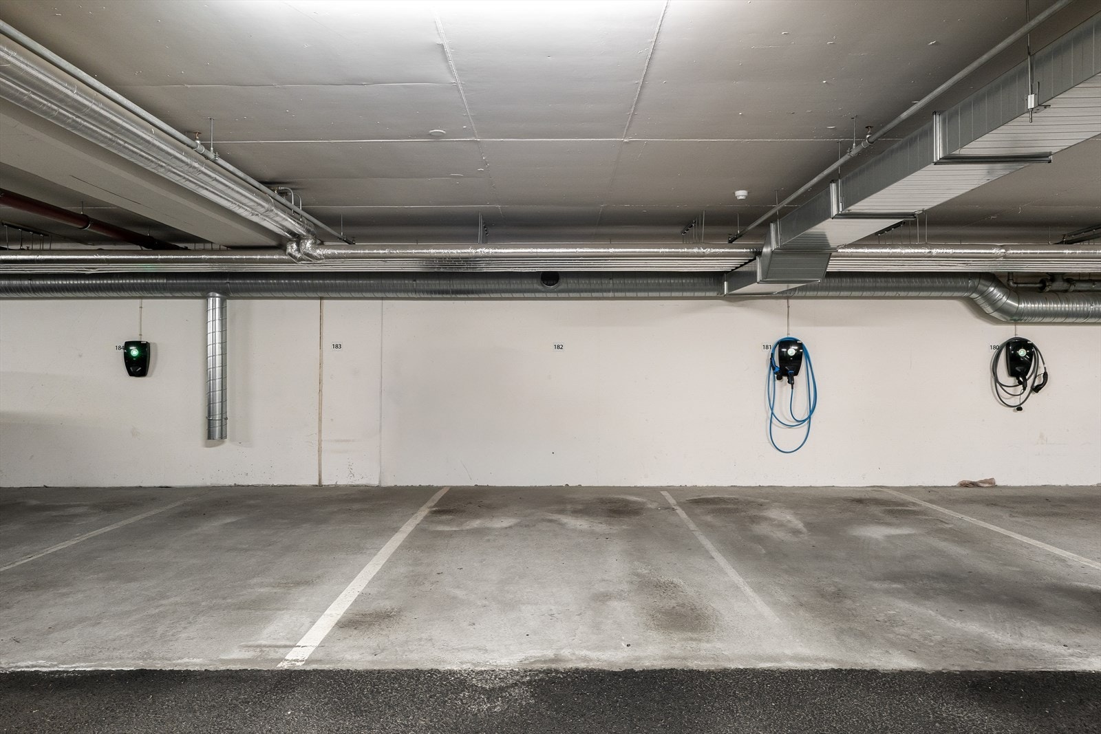 Fast parkeringsplass i lukket garasjeanlegg med mulighet for elbil-lader Galleribilde
