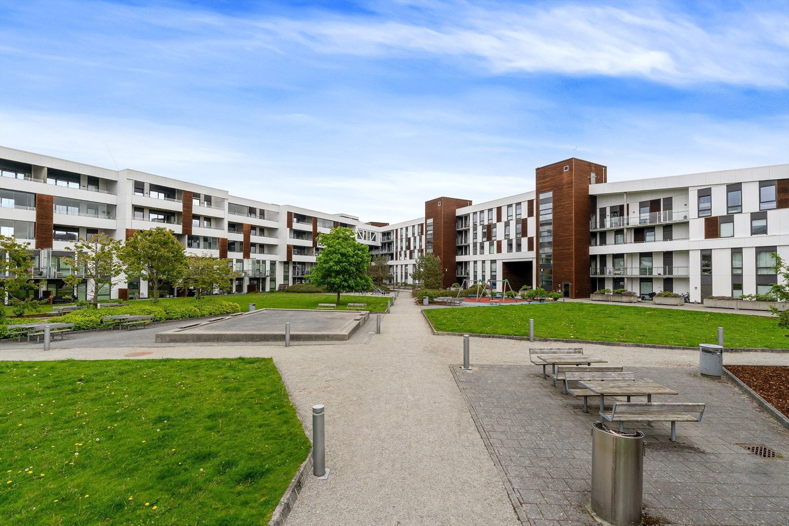 Boligfeltet er godt vedlikeholdt med internveier, grøntarealer, stier, sitteplasser og lekeapparater m.m Galleribilde