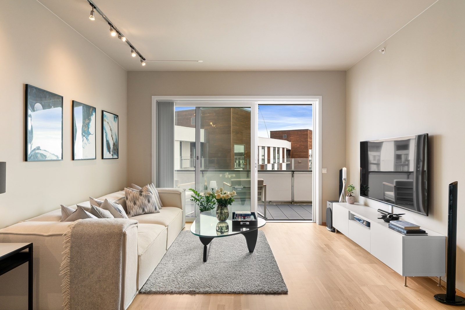 Utgang fra stuen til den solvendte balkongen Galleribilde
