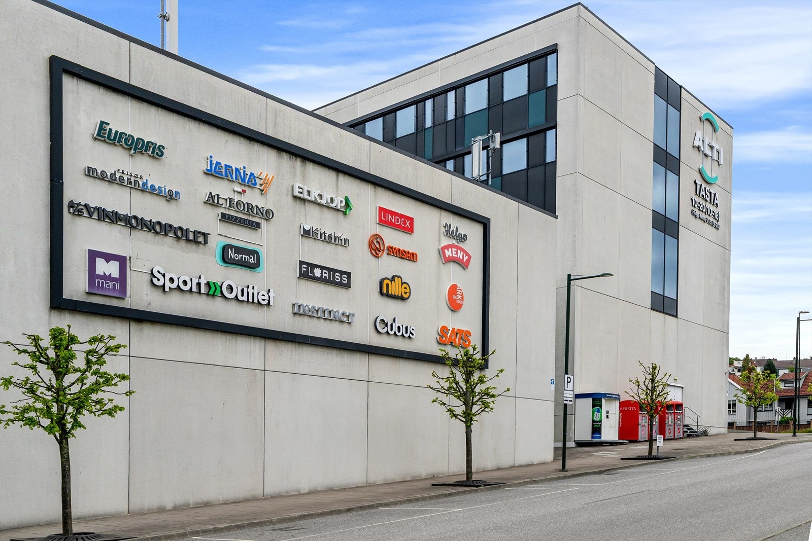 Tastasenteret og bussholdeholdeplass rett utenfor inngangspartiet til blokken Galleribilde