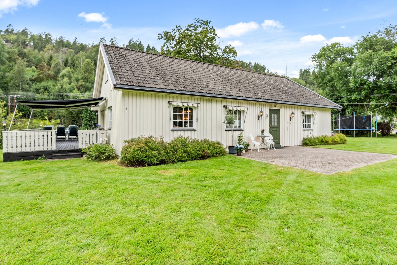 Koselig inngangsparti med tilgang til boligen, hagen og terrassen Galleribilde