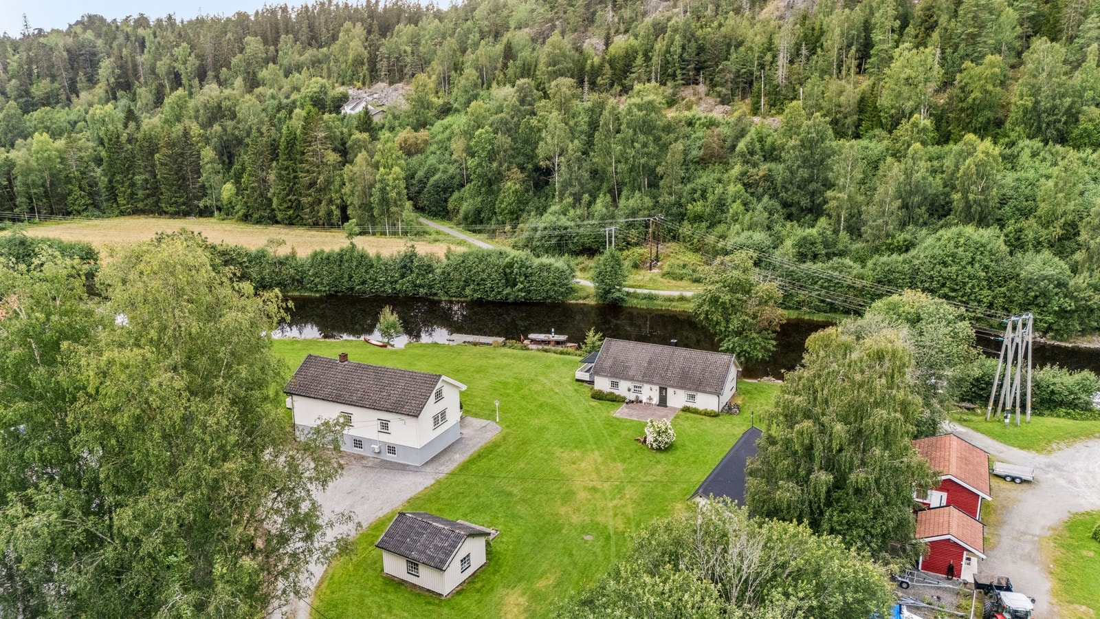 Eiendommen ligger skjermet til og med strandlinje langs kanalen i Ørje sentrum Galleribilde