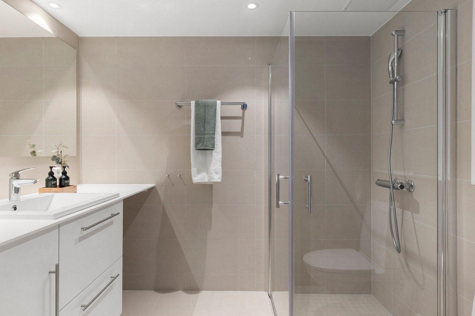 Badet har vannbåren gulvvarme og opplegg for vaskemaskin. Galleribilde