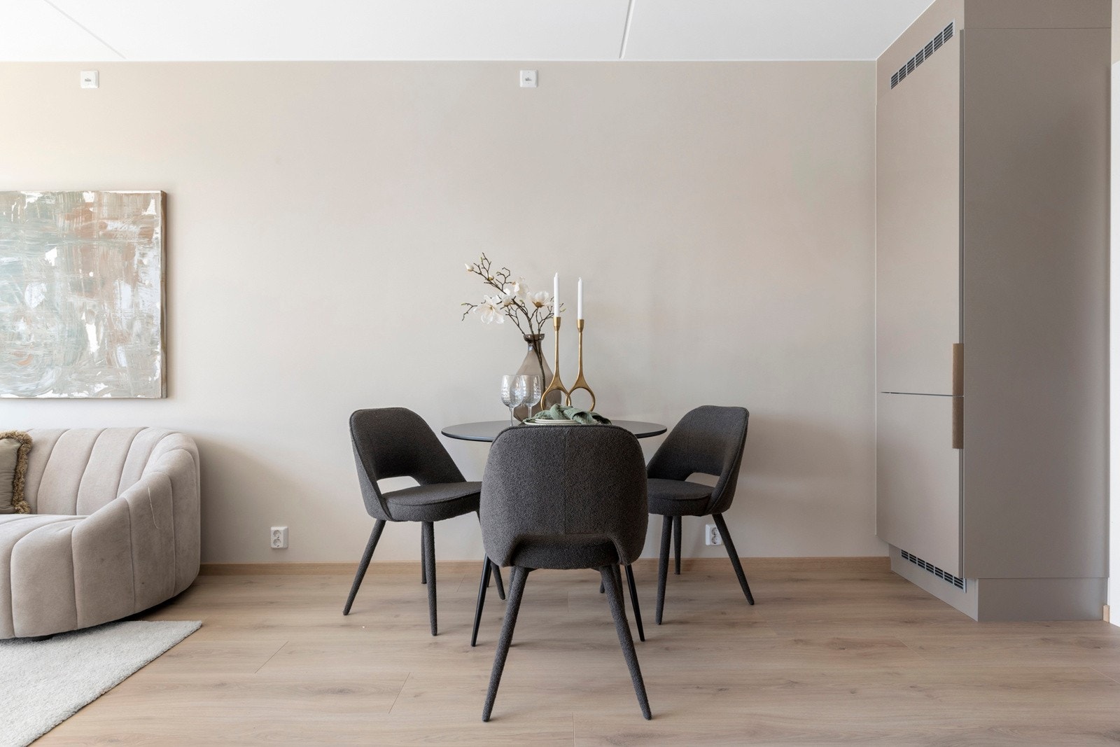 Her er det plass til spisekrok, i tillegg til sofaområde. Galleribilde