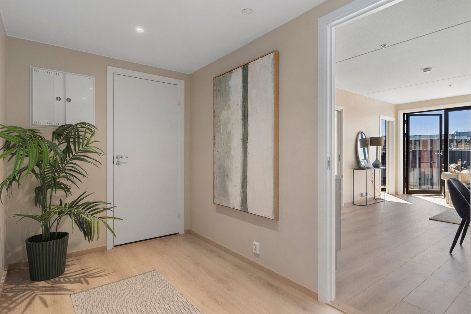 Leilighetens moderne preg introduseres allerede i entreen. Her blir du møtt av et lyst og og innbydende rom, med gode fargevalg og 1-stavs laminatgulv. Galleribilde
