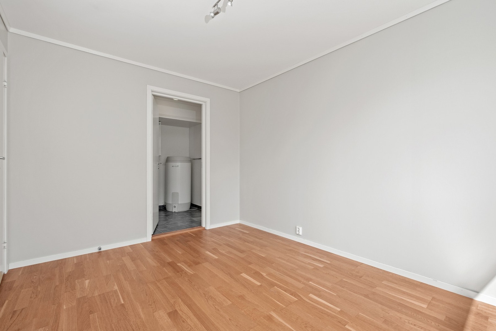 Hovedsoverommet har god plass til både dobbeltseng og garderobeskap. Galleribilde