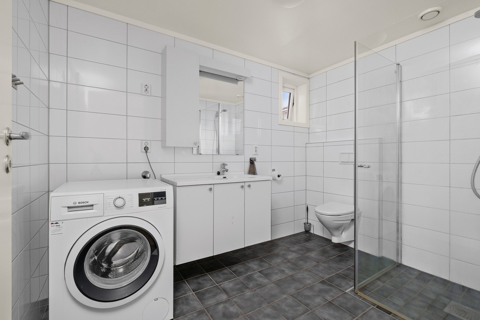 Badet har opplegg for vaskemaskin. Galleribilde