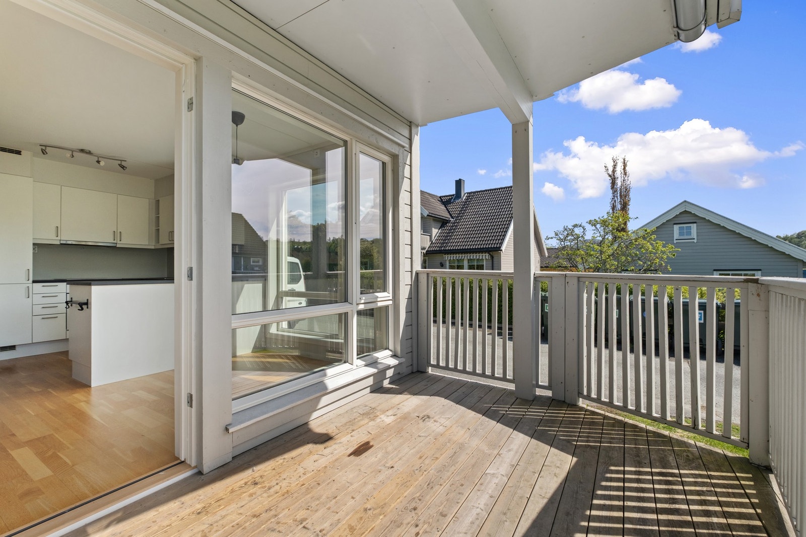 Fra kjøkkenet har man utgang til en romslig terrasse på ca. 12 kvm. Galleribilde