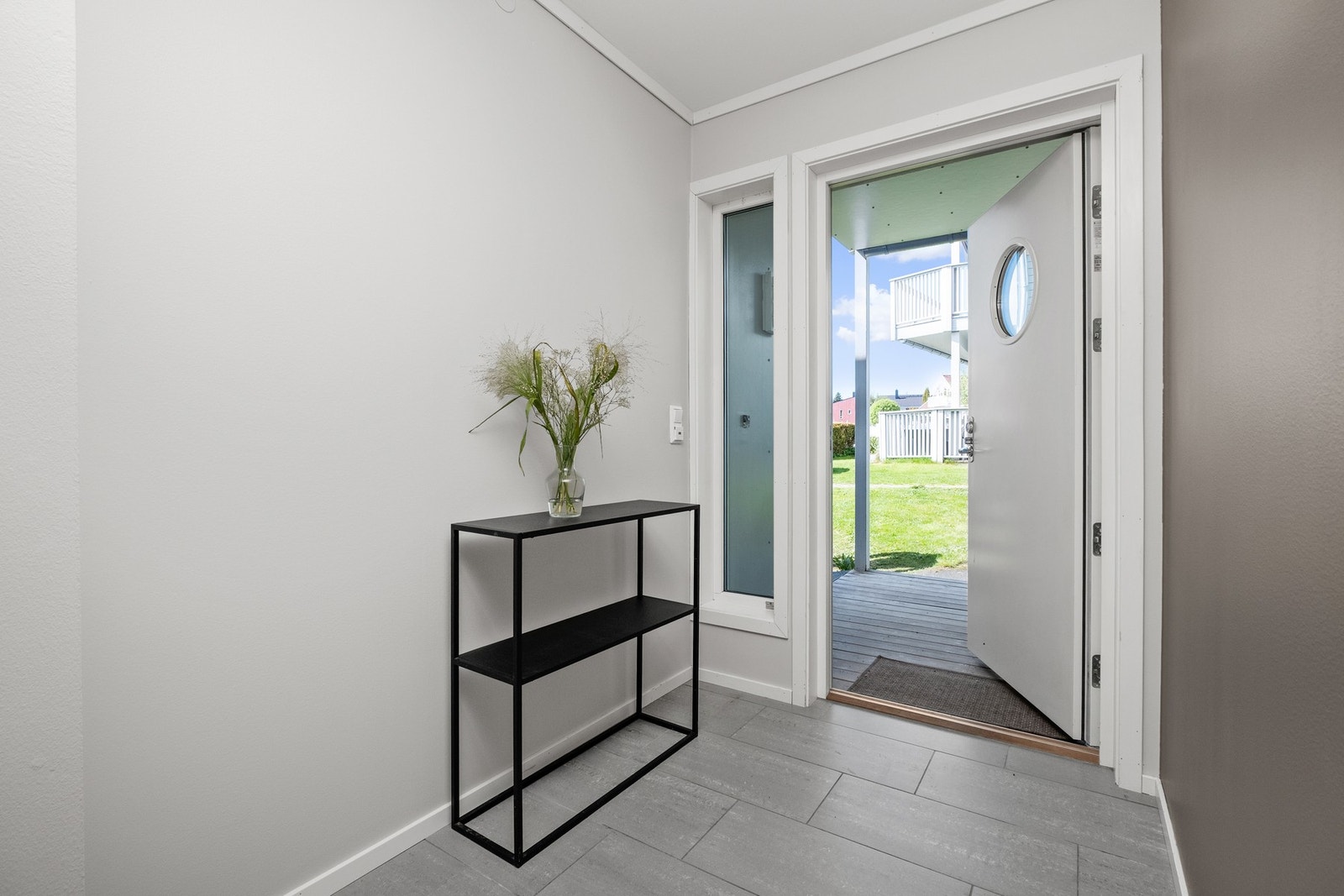 Romslig entré med plass til å henge fra seg. Galleribilde