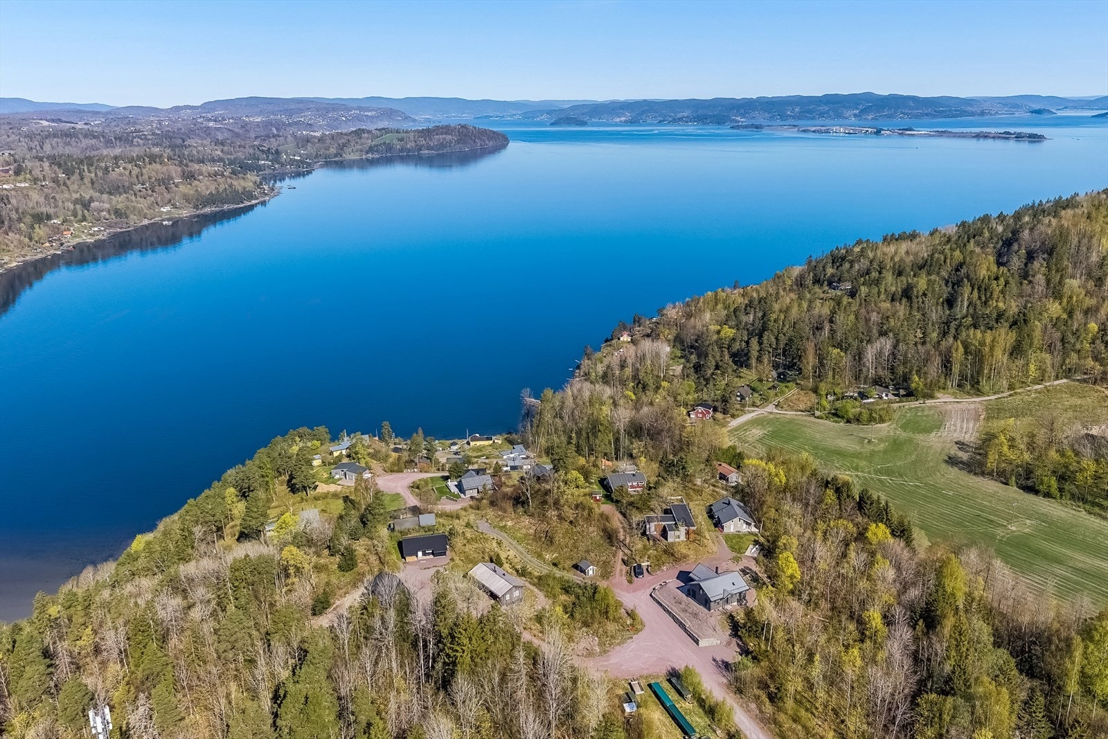 Tomten ligger ca. 300 m fra fjorden i luftlinje Galleribilde