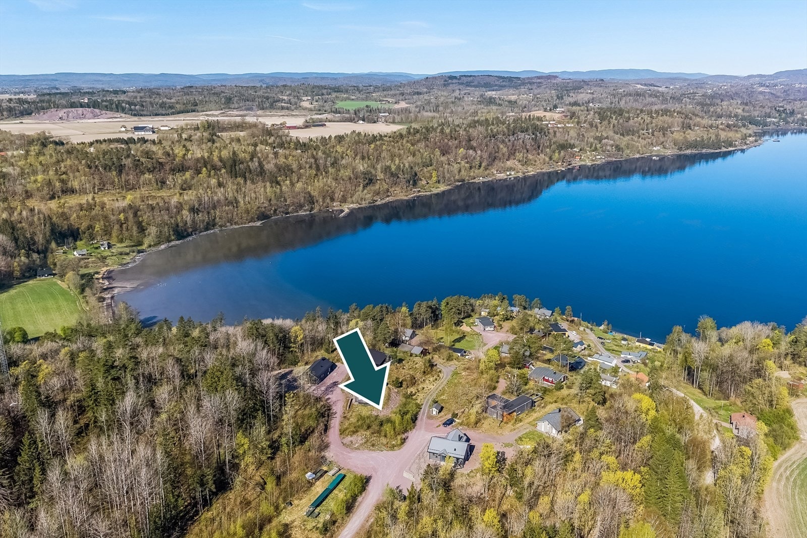 Martine Hosen v/ DNB Eiendom presenterer denne hyttetomten beliggende på Frebergsvik Galleribilde