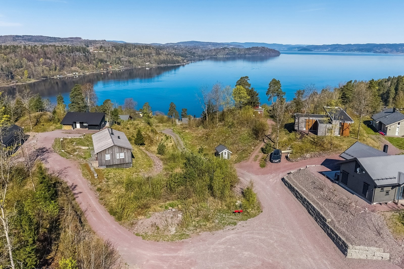 Veien går helt inn til tomta Galleribilde