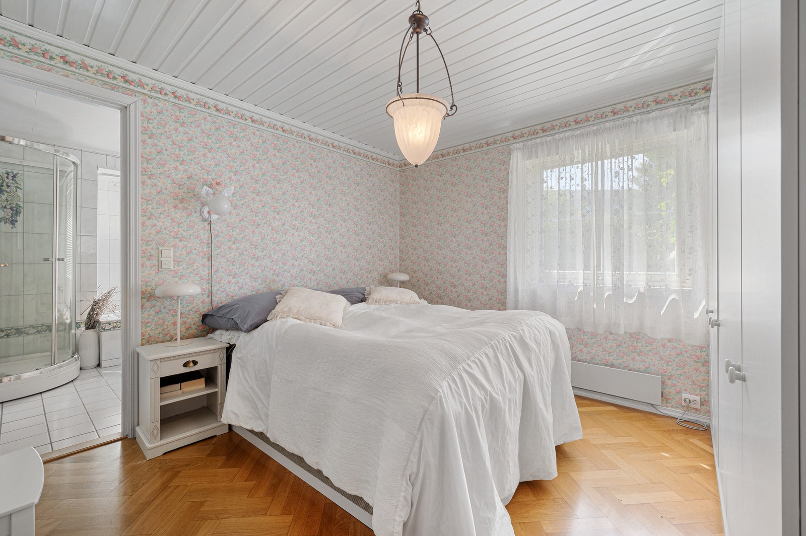 Hovedsoverommet fremstår som lyst og innbydende med god plass til dobbeltseng og garderobeskap. En-suite løsning med bad rett innenfor. Galleribilde