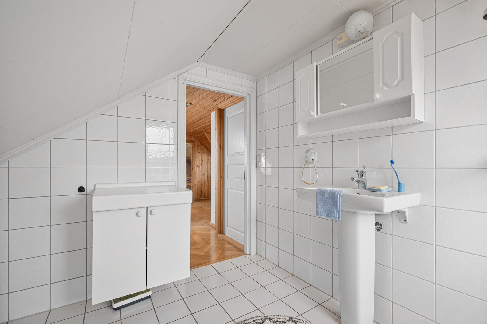 Badet har en enkel og funksjonell utforming med gode oppbevaringsmuligheter. Galleribilde