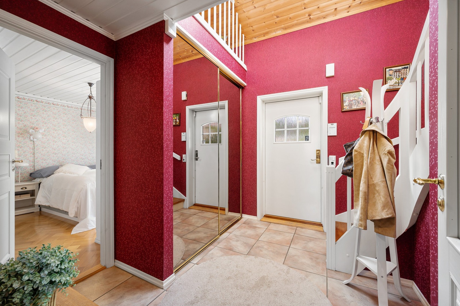 Entréen har skyvedørsgarderobe som gir praktiske oppbevaringsmuligheter. Galleribilde