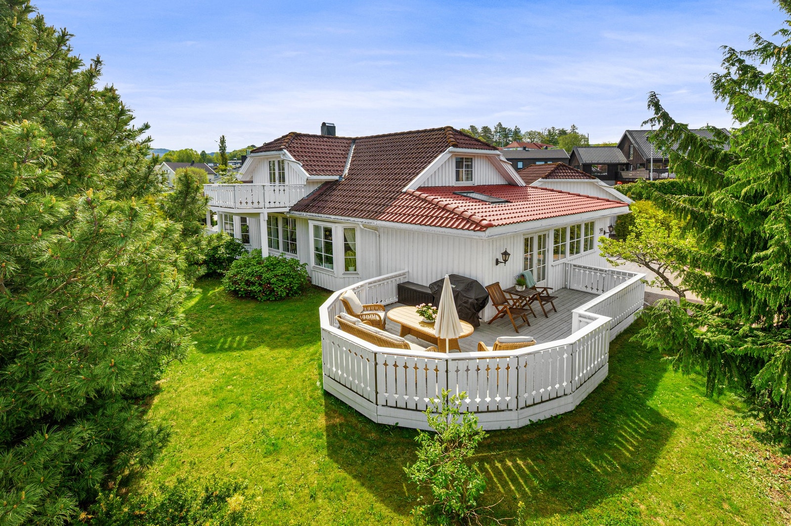 Eiendommen byr på flotte utearealer med romslig terrasse som skaper gode rammer for både avslapning og hyggelige sommerdager. Galleribilde