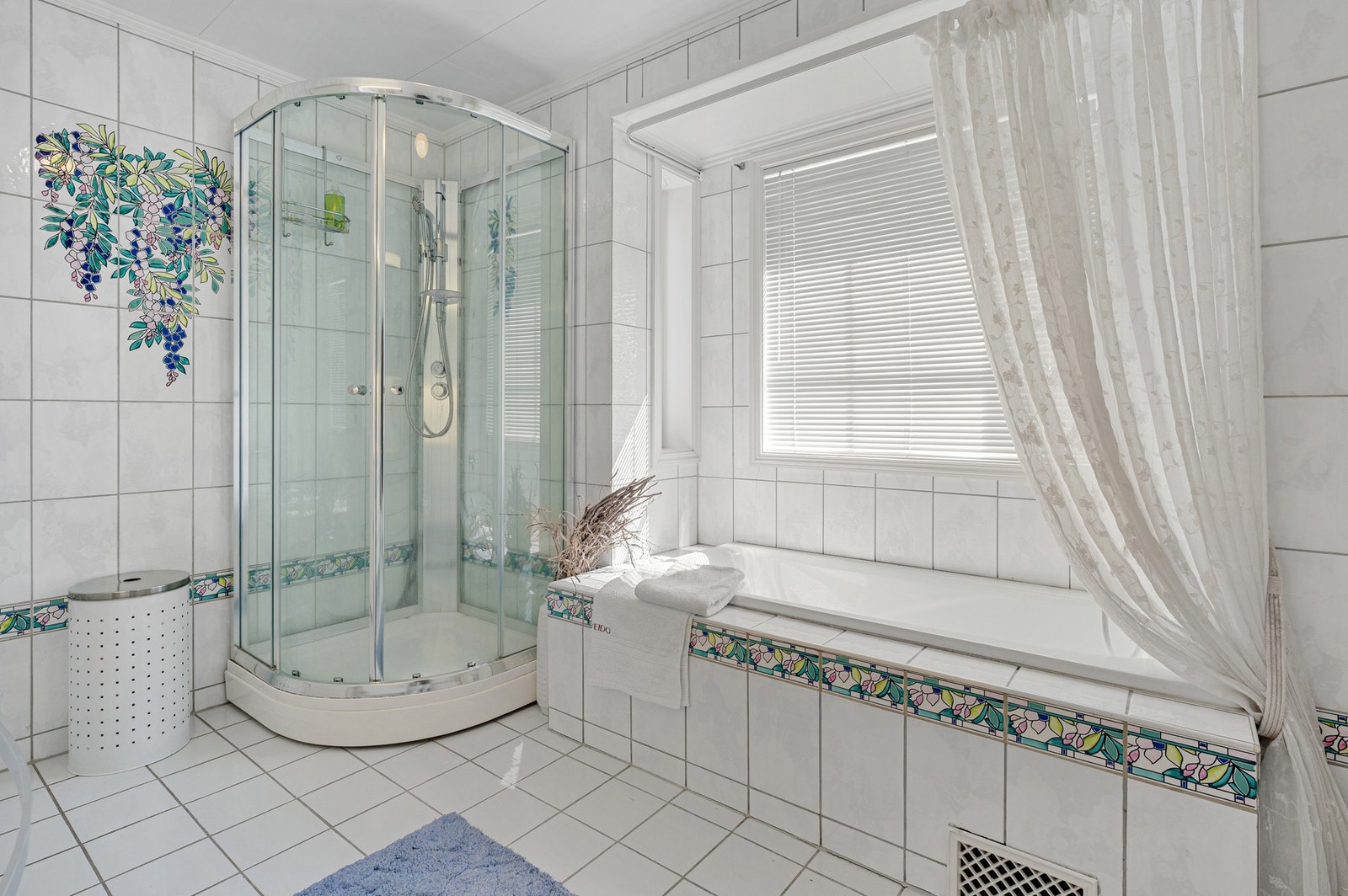 Badet er innredet med både dusjkabinett og badekar - en praktisk løsning som gir fleksibilitet i hverdagen. Galleribilde