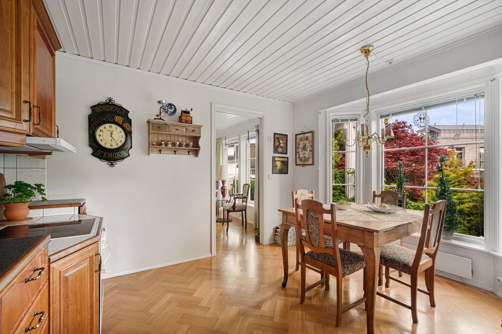 Kjøkkenet har en naturlig spiseplass som skaper en hyggelig ramme rundt dagens måltider. Galleribilde