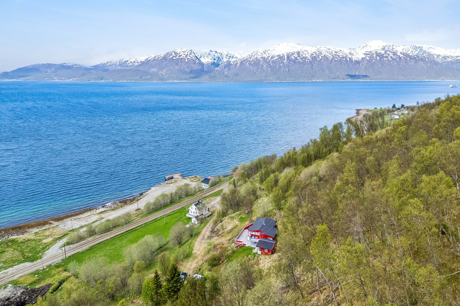 Fra eiendommen er det en vidstrakt utsikt over fjorden og fjellene på andre siden. Galleribilde