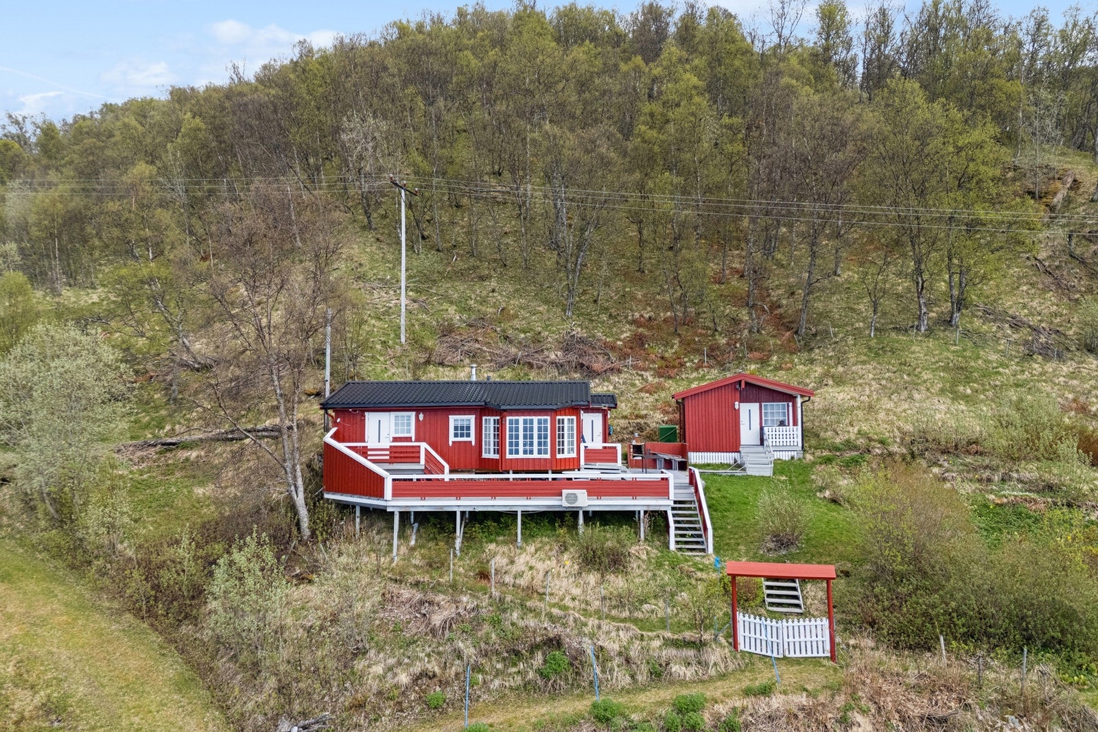 Hytta er fundamentert på søylepunkter av trevirke, betong og naturstein. Taktekkingen med stålplater ble skiftet i 2000. Galleribilde