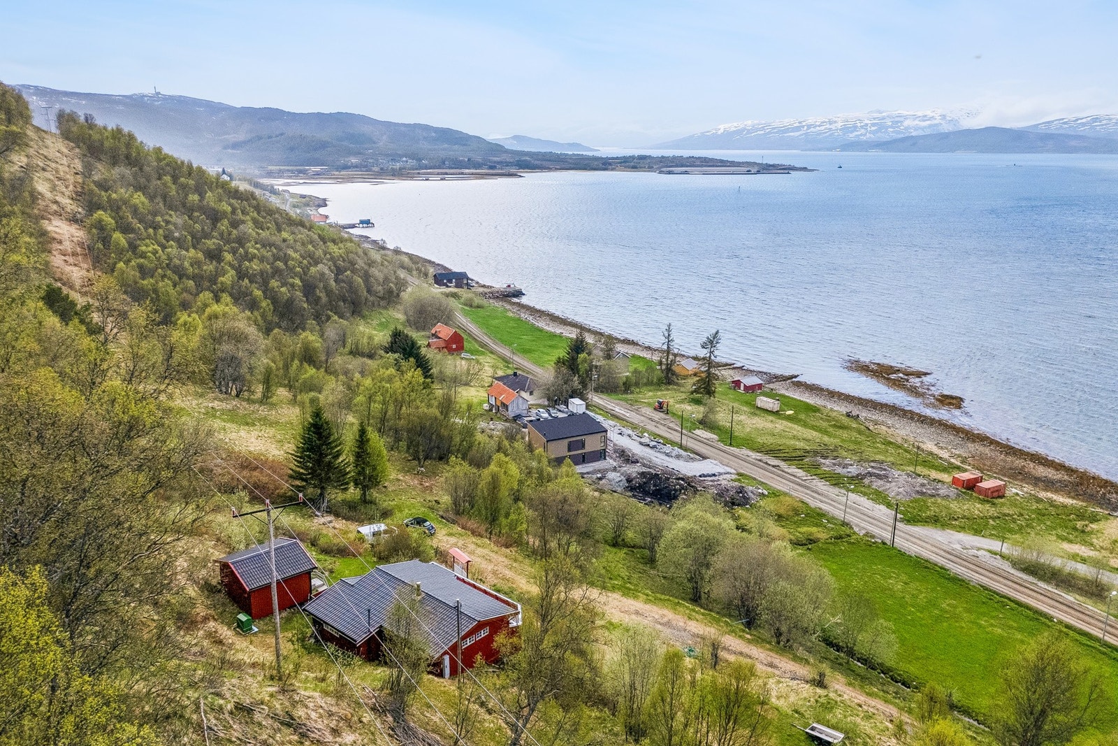 Med kun 148 meter til sjøen og flotte turmuligheter i nærområdet, ligger alt til rette for et aktivt friluftsliv. Galleribilde