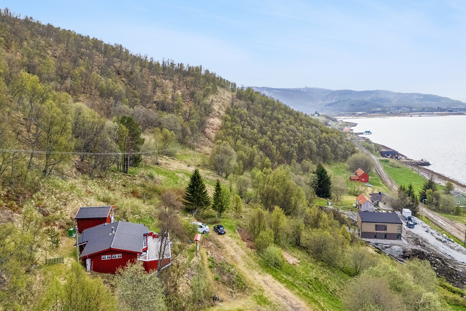 Beliggenheten i Tønsvik gir nærhet til både sjø og fjell. Galleribilde