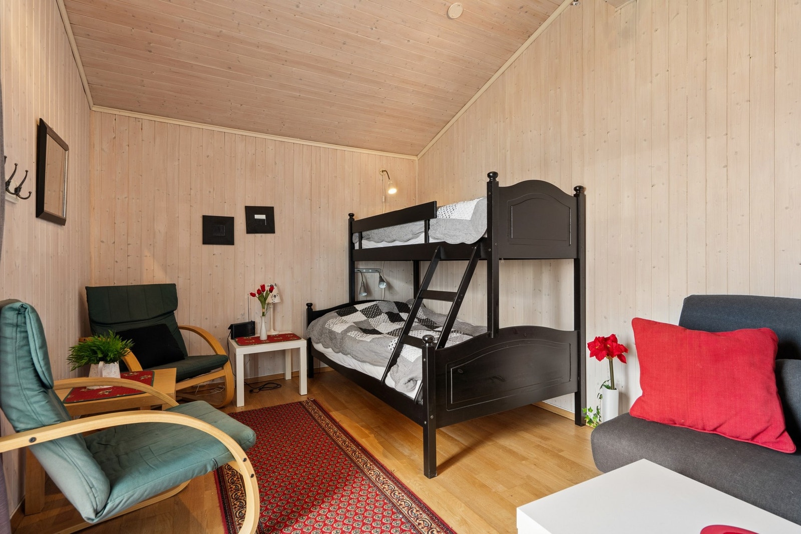 Annekset består av ett allrom, innredet med panelbord på veggene og laminat på gulvet. Galleribilde